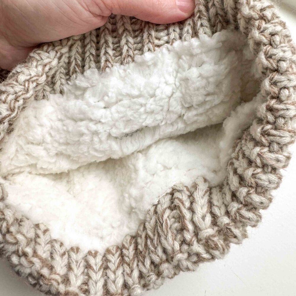 Chunky Oat Knit Toque with Custom Quilt Block & Sherpa Fleece Lining - Picture 4 of 9